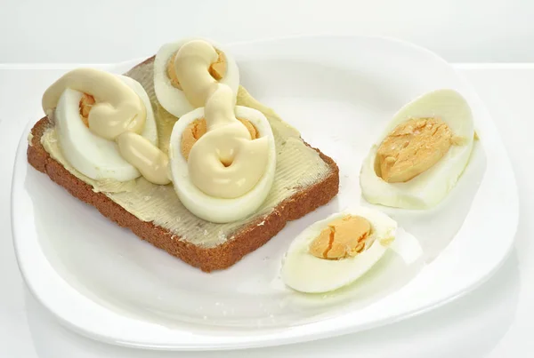 Kanapka Chleba Masło Jajka Majonezem Białe Płytki Białe Tło Zbliżenie — Zdjęcie stockowe