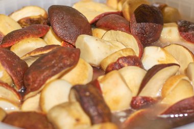 Salamura mantar, kahverengi şapka doku ve arka plan ile çörek