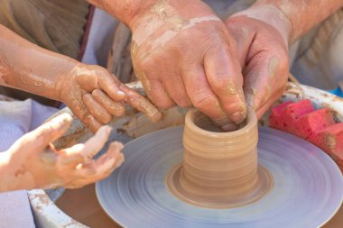 Bir çömlekçi ve bir öğrenci kil, yakın çekim