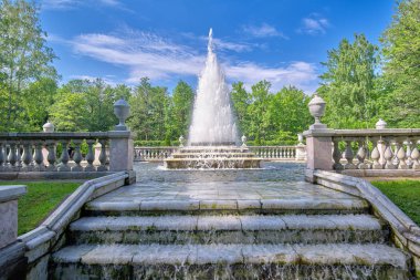 Petergof piramit çeşme. Park Petergof, Rusya'da. Bir güneşli yaz gününde görüntülemek