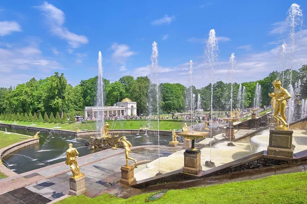 黄金喷泉 大瀑布在珀特霍夫 圣彼得堡俄罗斯 在阳光明媚的夏日观看 — 图库照片
