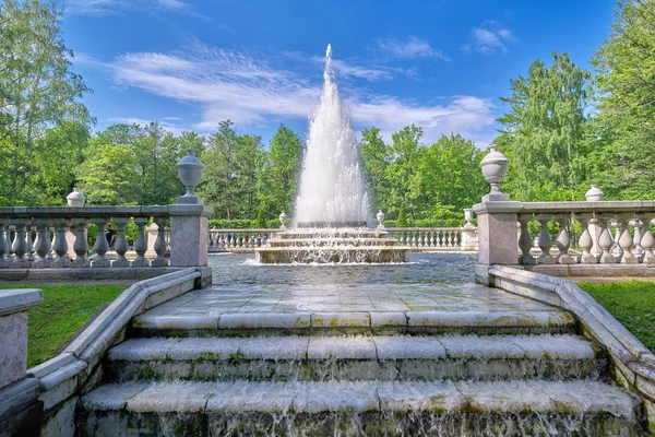 彼得戈夫的金字塔喷泉在俄罗斯彼得戈夫公园 在阳光明媚的夏日观看 — 图库照片
