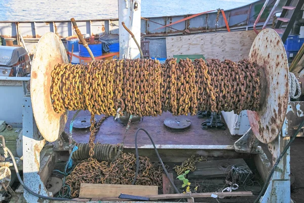 Αλυσίδα σκουριασμένο πλοίο τυλίγεται σε ένα μεγάλο πηνίο μέταλλο — Φωτογραφία Αρχείου