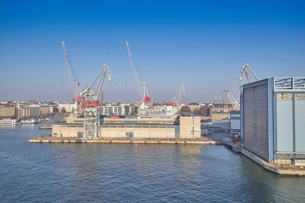 Port de fret maritime, vue sur la zone d'eau et d'amarrage avec des grues , — Photo