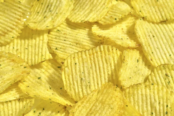 Batatas fritas onduladas com cebola verde, backgro de comida close-up — Fotografia de Stock