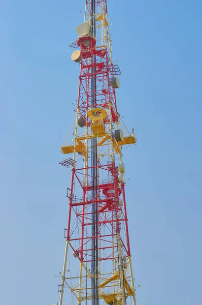 Mobilní věž s anténami pro připojení lidí prostřednictvím t — Stock fotografie