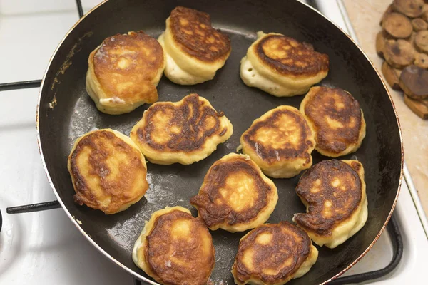 Krapfen oder Knödel werden in einer Pfanne auf Pflanzenöl gebraten — Stockfoto