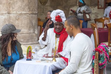 Havana, Küba-04 Ocak 2018: Dark-skinned falcıya Pred