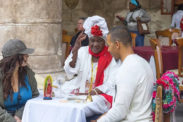 HAVANA, CUBA - JANUARY 04, 2018: Dark-skinned fortuneteller pred — Stock Photo, Image