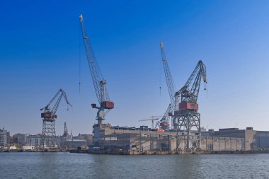 Güneşli bir günde iskeleden kargo limanına bakın