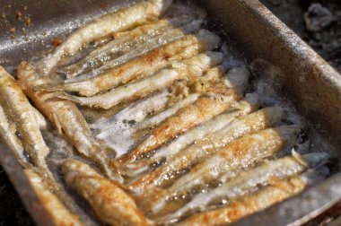 taze açık havada bir fırın tepsisindeki fry kokuyordu