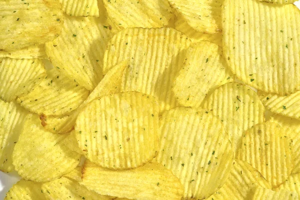 Gegolfd chips, close-up voedsel achtergrond, textuur — Stockfoto