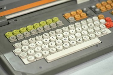 Eski bilgisayar klavye yuvarlak düğmeleri, closeup parçası ile kirli