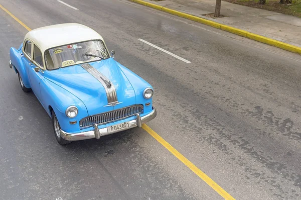 Varadero, kuba - januar 05, 2018: classic blue pontiac retro ca — Stockfoto