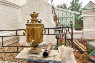 T Rus sobasının arka planda büyük bakır samovar