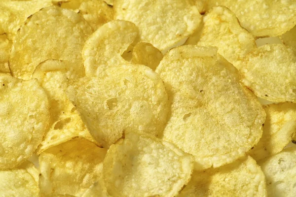 Papas fritas crujientes snack textura, fondo de alimentos, primer plano —  Fotos de Stock