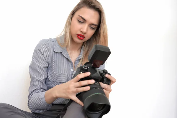 Giovane bella bionda guarda cornici su una fotocamera da studio, bianco — Foto Stock
