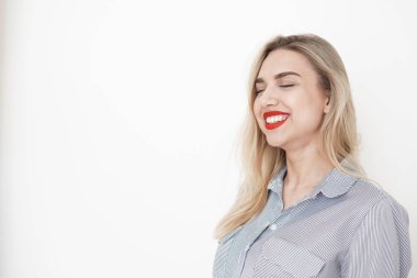 Kapalı gözleri, duyguları, beyaz backgrou ile Gülen genç sarışın