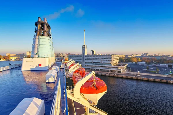 Cruise liner enters the port of St. Petersburg, view from the up — Stock Photo, Image