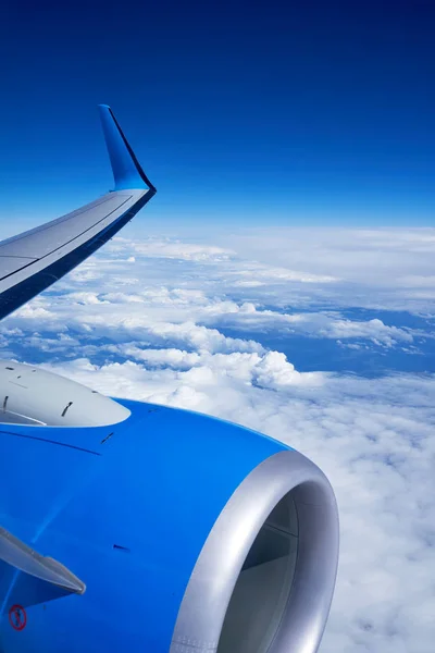 Disparando desde el avión. Fragmento del ala y del motor —  Fotos de Stock