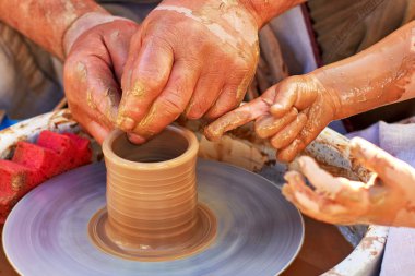 Eğitim çanak çömlek, bir çocuk ve kil üzerinde bir usta nın elleri, yakın-u