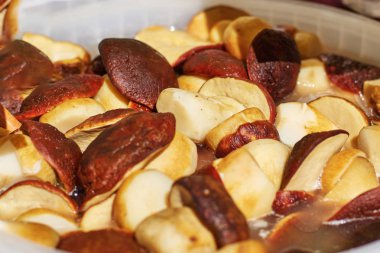 Salamura mantar, kahverengi şapka doku ve arka plan ile çörek