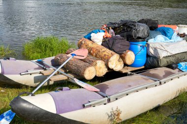 Rafting için Katamaran yürüyüş malzemeleri ile yüklü kıyıya demirli demirli