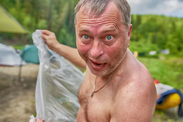 No hombre afeitado con ojos saltones escapa de la lluvia — Foto de Stock