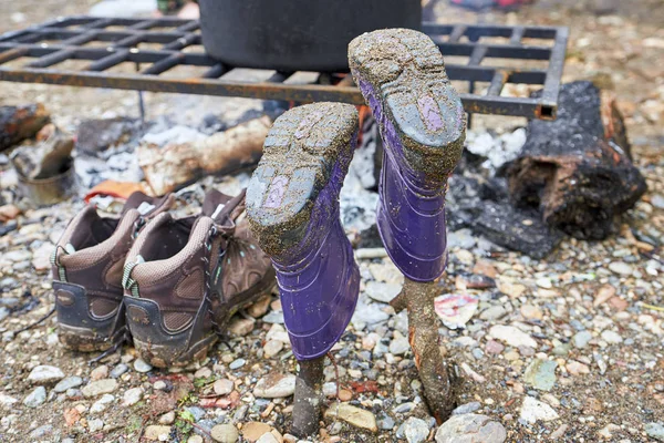 Nedves cipő száraz a tűz, közelről — Stock Fotó