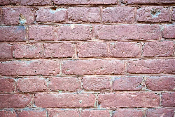 赤い色の風化した染色された古いレンガの壁 — ストック写真