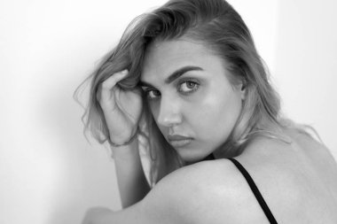 Güzel bir genç sarışın siyah beyaz portre, beyaz geri