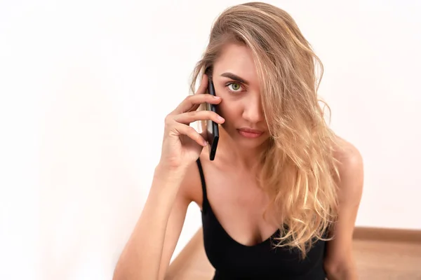 Bella giovane bondine parla al telefono e guarda la cam — Foto Stock