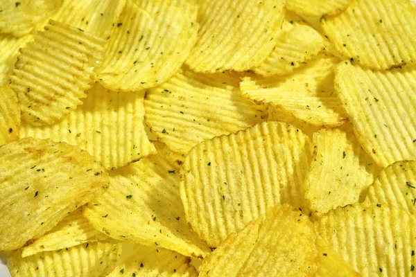 Batatas fritas onduladas com cebola verde, backgro de comida close-up — Fotografia de Stock