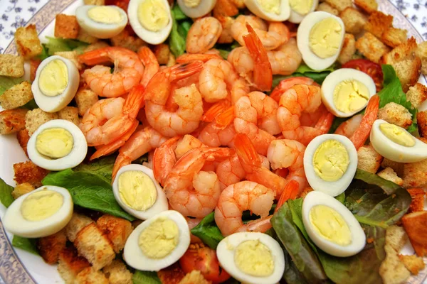 Prato com camarões descascados, ovos de codorna e biscoitos finos, close-up — Fotografia de Stock