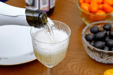 Bir şişe şampanya cam arka plan o içine dökme