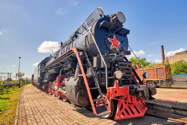 Raylar üzerinde eski buharlı tren. Yakın çekim geniş açı