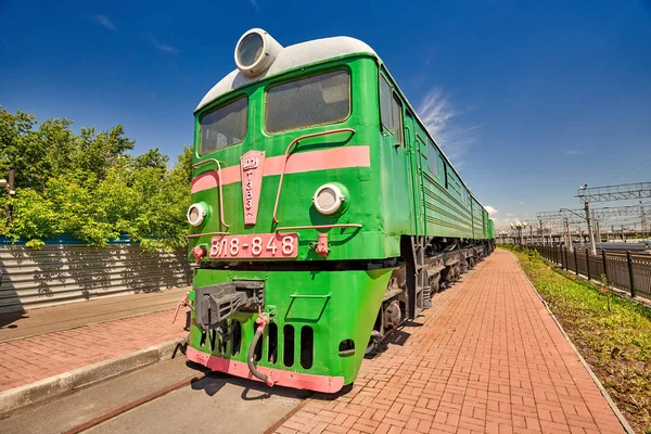 Vieja locomotora eléctrica diesel en las vías, primer plano gran angular — Foto de Stock