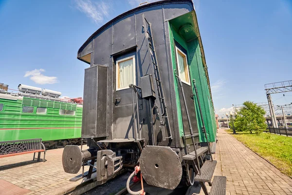 Carro ferroviario viejo sobre raíles, primer plano — Foto de Stock