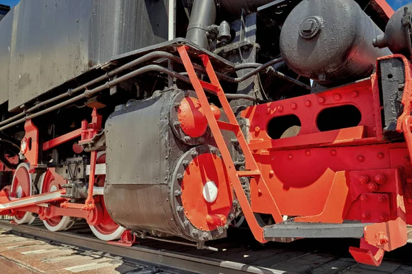 Fragmento de una vieja locomotora de vapor sobre un riel — Foto de Stock