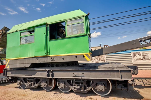 Vieja grúa ferroviaria en la estación cerca de la plataforma — Foto de Stock