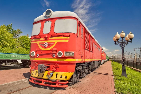 Vieja locomotora eléctrica diesel roja en las vías, primer plano ancho — Foto de Stock