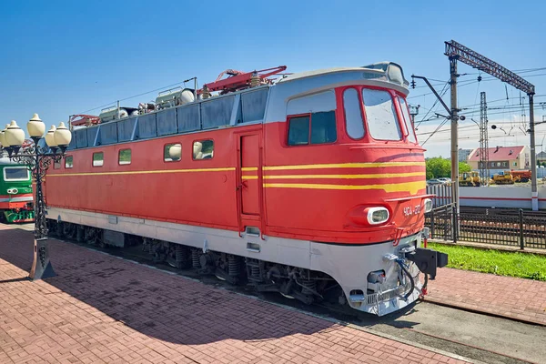 Red Locomotiv en las vías del ferrocarril. Rusia, primer plano gran angular — Foto de Stock