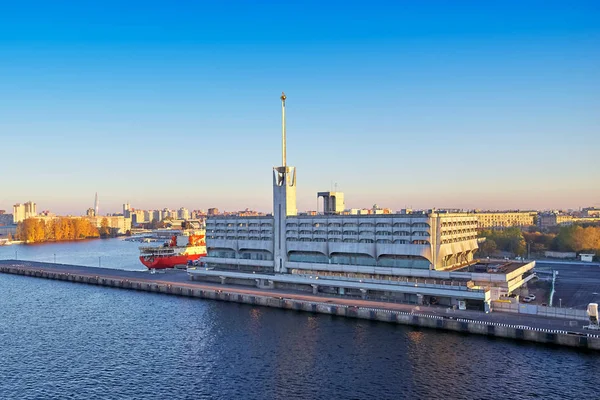 T St Petersburg deniz istasyonu binasının görünümü