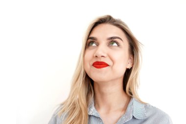 Parlak dudakları ile Genç seksi sarışın, gülümseyen ve t bakarak