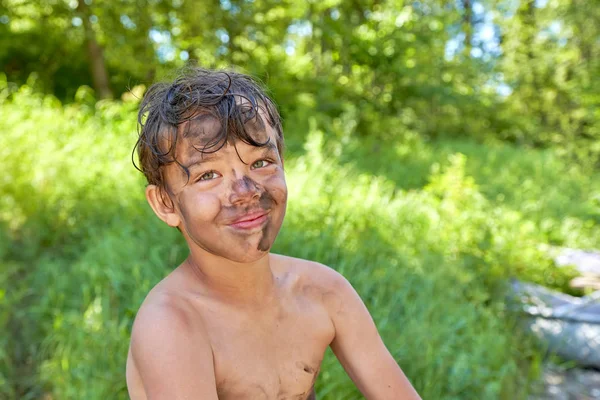 TPortrait of a happy child smeared with dirt on nature — Stock Photo, Image