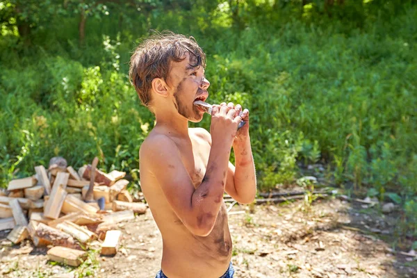 L'enfant a enduit le visage, les mains et le corps dans la boue . — Photo