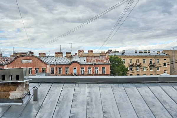 Vue sur les toits d'une vieille ville européenne — Photo