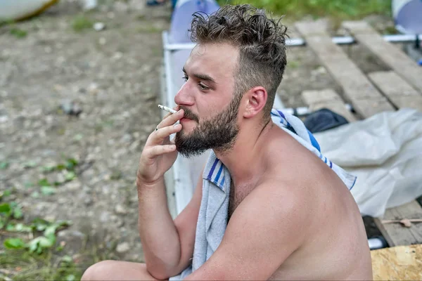 Hombre fumador después de bañarse en un día de verano — Foto de Stock