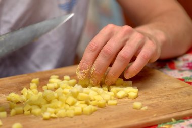 Kesme bir ahşap tahta üzerinde bir bıçakla patates haşlanmış