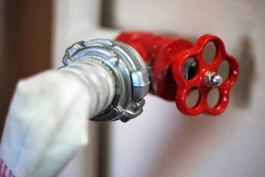 Kırmızı bir yangın horoz ile bir yangın hortumu bağlantısı, yakın çekim